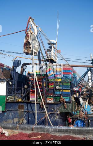 Fischerboot mit bunten Kisten am Hafen. Stockfoto