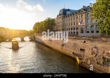 Frankreich, Paris, Gebiet, das von der UNESCO zum Weltkulturerbe erklärt wurde, die Ufer der seine, das Barge Restaurant Le Calife auf der Ile de la Cité Stockfoto