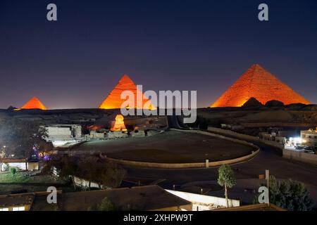 Ägypten, Kairo, Gizeh, von der UNESCO zum Weltkulturerbe erklärt, die Sphinx vor den Pyramiden von Menkaure, Chephren und Cheops, Ton- und Lichtshow Stockfoto