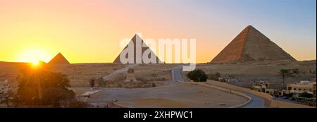 Ägypten, Kairo, Gizeh, von der UNESCO zum Weltkulturerbe erklärt, die Sphinx vor den Pyramiden von Menkaure, Chephren und Cheops Stockfoto