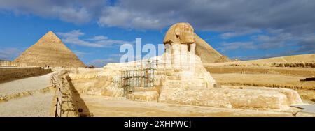 Ägypten, Kairo, Gizeh, von der UNESCO zum Weltkulturerbe erklärt, die Sphinx vor den Pyramiden von Khafra und Cheops Stockfoto