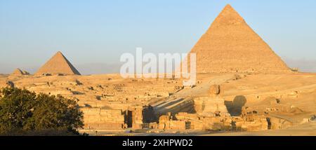 Ägypten, Kairo, Gizeh, von der UNESCO zum Weltkulturerbe erklärt, die Sphinx vor den Pyramiden von Khafra und Menkaure Stockfoto