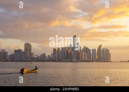 Panama, Panama City, Sonnenaufgang über der modernen Stadt und den Bezirken Punta Paitilla und Punta Pacifica Stockfoto