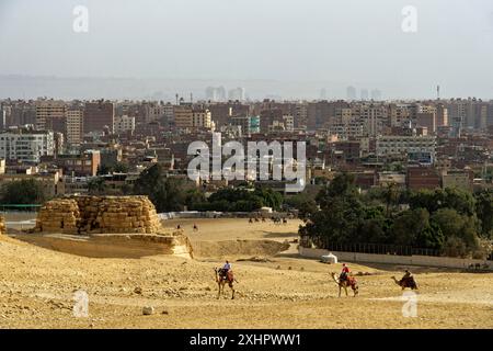 Ägypten, Kairo, Gizeh, das von der UNESCO zum Weltkulturerbe erklärt wurde, und Kairo im Hintergrund Stockfoto