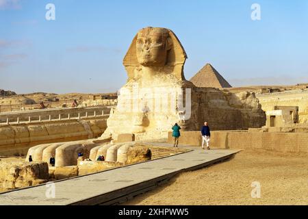 Ägypten, Kairo, Gizeh, von der UNESCO zum Weltkulturerbe erklärt, die Sphinx vor der Menkaure-Pyramide Stockfoto