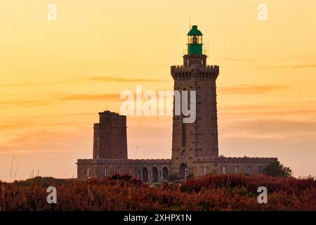 Frankreich, Côtes d'Armor, Emerald Coast, Plévenon, Grand Site von France Cap d'Erquy und Cap Fréhel, Sonnenuntergang über dem Leuchtturm von Cap Fréhel Stockfoto