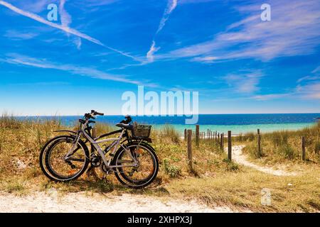 Frankreich, Finistere, Fouesnant, entlang der Küste mit dem Fahrrad von der Pointe de Beg Meil und seinen großen Sandstränden, Radweg auf der Barriere Stockfoto