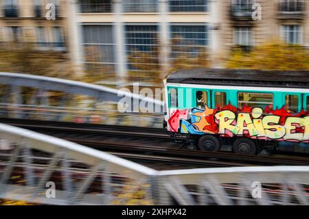 Frankreich, Paris (75), Boulevard de Grenelle, Metro-Luftlinie zum Eiffelturm, Rausch des Pariser Lebens Stockfoto