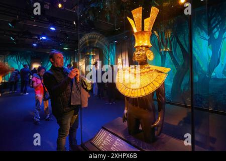 Frankreich, Paris, Trocadero, Cité de l'Architecture et du Patrimoine, Machu Picchu und die Ausstellung „Tresors of Perou“, Goldschmuck, getragen von einem lord of Stockfoto