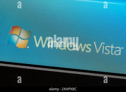 Windows Vista altes veraltetes Microsoft-Betriebssystem-Logo auf einem alten Retro-Laptop-Computer-Tastatur-Bildschirm Bildschirm einfach Makro, extrem nah Stockfoto