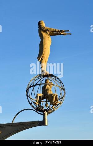 Deutschland, Baden-Württemberg, Bodensee (Bodensee), Meersburg, The Magic-Kolumne von Peter Lenk auf der Hafen-mole Stockfoto