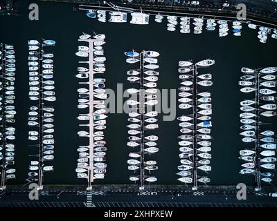 Frankreich, Côtes d'Armor, Binic Etables sur Mer, Blick von oben auf den Hafen und seine Boote, die an den Pontons festgemacht sind (Luftaufnahme) Stockfoto