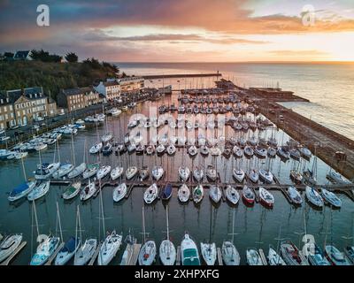 Frankreich, Côtes d'Armor, Binic Etables sur Mer, Sonnenaufgang über dem Yachthafen und seinen Booten (Luftaufnahme) Stockfoto
