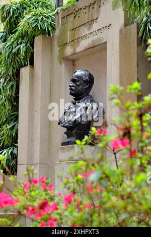 Frankreich, Jura, Dole, Geburtshaus von Louis Pasteur, Büste neben dem Museum, blühend, 200. Geburtstag 1822-2022 Stockfoto