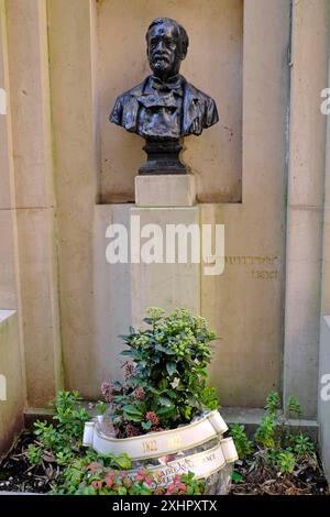 Frankreich, Jura, Dole, Geburtshaus von Louis Pasteur, Büste neben dem Museum, blühend, 200. Geburtstag 1822-2022 Stockfoto