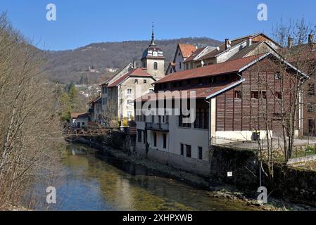 Frankreich, Doubs, Saint Hippolyte, ehemalige Gerberei am Ufer des Flusses Dessoubre, Notre Dame Colegiate Kirche aus dem 14.. Jahrhundert Stockfoto