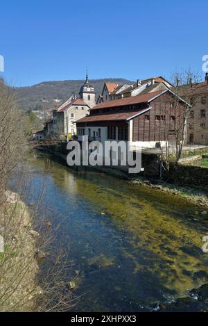Frankreich, Doubs, Saint Hippolyte, ehemalige Gerberei am Ufer des Flusses Dessoubre, Notre Dame Colegiate Kirche aus dem 14.. Jahrhundert Stockfoto