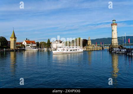 Deutschland, Bayern, Bodensee (Bodensee), Lindau, Hafen, alten Leuchtturm (Mangturm oder Mangenturm), Bayerischer Löwe, neuer Leuchtturm Stockfoto