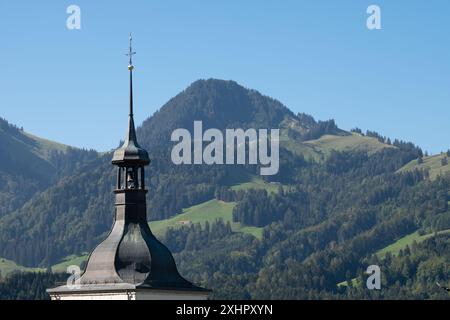 Ein hoher Turm mit einem Turm sitzt auf einem Hügel in der Ferne. Der Himmel ist klar und die Sonne scheint hell. Das Konzept von Frieden und Ruhe Stockfoto