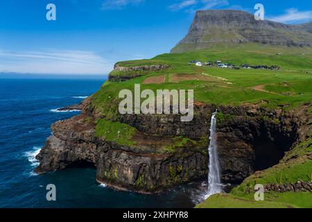 Dänemark, Färöer-Inseln, Mulafossur-Wasserfall, Gasaldur, Vagar-Insel das Dorf war bis heute eines der am meisten isolierten Dörfer der Färöer-Inseln Stockfoto