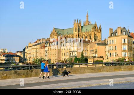 Frankreich, Mosel, Metz, das Moselufer, die Moyen-Brücke und die Kathedrale Saint Etienne im Hintergrund Stockfoto