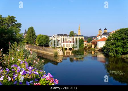 Frankreich, Mosel, Metz, das Moselufer, die Abtei St. Vincent de Metz und der Turm des Garnisonentempels im Hintergrund Stockfoto