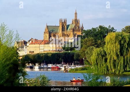 Frankreich, Mosel, Metz, der Plan d'Eau mit dem Yachthafen und der Kathedrale St. Etienne im Hintergrund Stockfoto