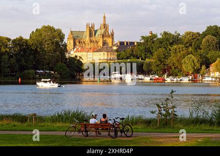 Frankreich, Mosel, Metz, der Plan d'Eau mit dem Yachthafen und der Kathedrale St. Etienne im Hintergrund Stockfoto