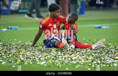 BERLIN, DEUTSCHLAND - 14. JULI: Lamine Yamal aus Spanien mit seinem Bruder nach dem Endspiel der UEFA EURO 2024 zwischen Spanien und England am 14. Juli 2024 im Olympiastadion in Berlin. © diebilderwelt / Alamy Live News Stockfoto