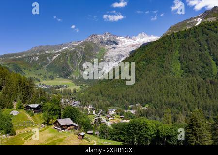 Frankreich, Haute-Savoie, Mont-Blanc-Massiv, Chamonix-Tal, Argentiere, Ortsteil Tréléchamp, Blick auf das Dorf Tour und den Gletscher der Tour (aus der Vogelperspektive) Stockfoto