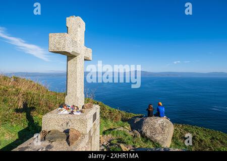 Spanien, Galizien, Finisterre (Fisterra), Endziel der Wallfahrt nach Santiago de Compostela, letztes Kreuz des Camino am Kap Finisterre Stockfoto