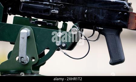 Einfache Maschinengewehrmechanik, Objektdetails extremer Nahaufnahme, niemand, keine Leute, Seitenansicht. Militärische Waffen, Waffen und Stockfoto