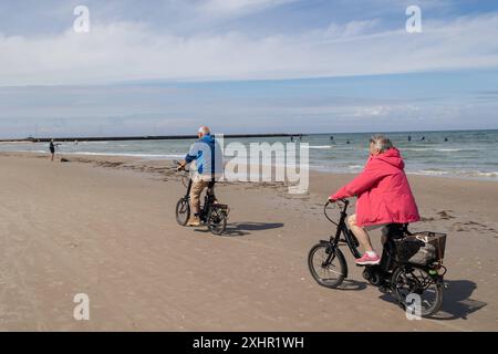 Vestkystruten 1 nationale Radroute. Die Westküstenroute Vestkystruten ist eine 560 km lange Radroute entlang der Westküste von Dänemark. Entlang der Route erleben Sie riesige Landschaftsunterschiede - vom flachen Sumpfgebiet im Süden über die enge Landzunge von Westjütland bis hin zu steilen Dünen in Nordjütland. Die West Coast Route führt entlang des Strandes von Blokhus nach Lokken. Lokken ist berühmt für seinen Strand mit Reihen von weißen Strandhütten. Sie sind von Mai bis September am Strand und in dieser Zeit ist Lokken eine lebhafte Stadt mit vielen Geschäften, Restaurants und vielen lustigen Aktivitäten Stockfoto