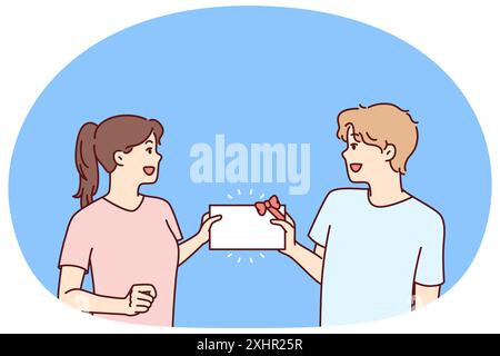 Mann und Frau mit Geschenkgutschein freuen sich über den Erhalt der Einladungskarte für Werbeaktionen. Happy-Pair-Gutschein mit Geschenkbogen oder Rabattgutschein für Schnäppchenjagd Stock Vektor