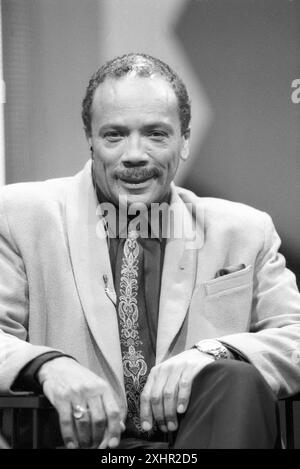 Quincy Jones Musikproduzent 01/90 ru Quincy Jones in die 80er das Jahrzehnt im Rückblick ZDF am 28. Januar 1990 in der Festhalle Frankfurt TV Fernsehen Show Fernsehshow USA US-amerikanischer amerikanischer amerikanischer Mann Produzent Trompeter Jazztrompeter Komponist Musiker Filmmusik Jazz Pop Popmusik Musik Komposition Produktion amerikanischer Musikproduzent Musiker hoch halb sitzend lächelnd SW *** Quincy Jones Musikproduzent 01 90 ru Quincy Jones in die 80er das Jahrzehnt im Rückblick ZDF am 28. Januar 1990 in der Festhalle Frankfurt TV Show USA US am Stockfoto