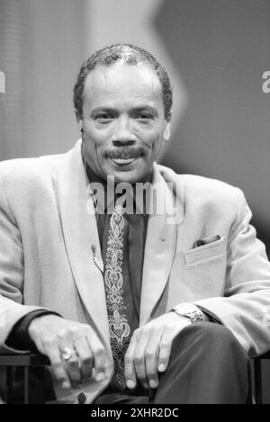 Quincy Jones Musikproduzent 01/90 ru Quincy Jones in die 80er das Jahrzehnt im Rückblick ZDF am 28. Januar 1990 in der Festhalle Frankfurt TV TV TV Show Fernsehshow USA US-amerikanischer amerikanischer Mann Produzent Trompeter Jazztrompeter Komponist Musiker Filmmusik Jazz Pop Popmusik Musik Komposition Produktion amerikanischer Musikproduzent Musiker hoch halb sitzend lächelnd Zunge herausstreckend herausgestreckt SW *** Quincy Jones Musikproduzent 01 90 ru Quincy Jones in die 80er das Jahrzehnt im Rückblick ZDF am 28. Januar 1990 in der Festhalle Frankfurt TV Tel Stockfoto