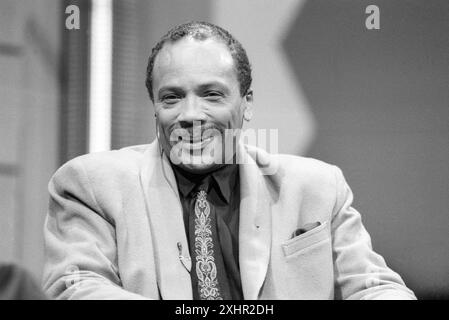 Quincy Jones Musikproduzent 01/90 ru Quincy Jones in die 80er das Jahrzehnt im Rückblick ZDF am 28. Januar 1990 in der Festhalle Frankfurt TV Fernsehen Show Fernsehshow USA US-amerikanischer amerikanischer amerikanischer Mann Produzent Trompeter Jazztrompeter Komponist Musiker Filmmusik Jazz Pop Popmusik Musik Komposition Produktion amerikanischer Musikproduzent Musiker quer halb sitzend lächelnd SW *** Quincy Jones Musikproduzent 01 90 ru Quincy Jones in die 80er das Jahrzehnt im Rückblick ZDF am 28. Januar 1990 in der Festhalle Frankfurt TV Show USA US am Stockfoto