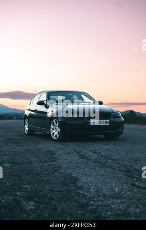 Bulgarien - 07 23 2024: Vertikales Landschaftsbild eines 3er BMW in einem verlassenen Flughafen. Stockfoto