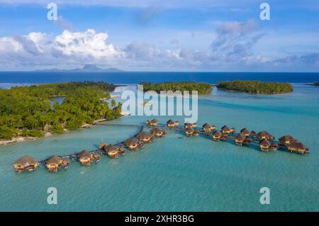 Französisch-Polynesien, Taha'a Island, das Taha'a Pearl Resort Hotel mit Überwasser-Bungalows an der türkisfarbenen Lagune mit der Bora Bora Insel in der dista Stockfoto