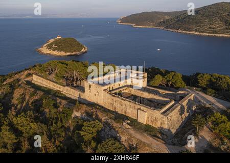 Kroatien, Dalmatien, dalmatinische Küste, Insel Vis, Dorf Vis, ehemaliges britisches Fort Fort George (aus der Vogelperspektive) Stockfoto