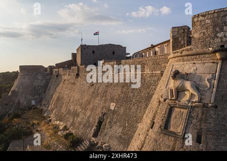 Kroatien, Dalmatien, dalmatinische Küste, die Insel Hvar, die Stadt Hvar, die spanische Festung, der geflügelte Löwe, der die Herrschaft der Republik Veni markiert Stockfoto