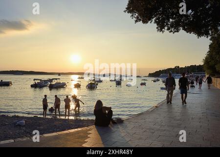 Kroatien, Dalmatien, dalmatinische Küste, Insel Hvar, Strand am Ufer der Stadt Hvar Stockfoto