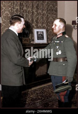 1941. Weltkrieg Adolf Hitler gratuliert General Erwin Rommel zu seiner Medaille mit Eichenlaub an das Ritterkreuz. Eine der höchsten militärischen Ehren des Nazi-Deutschlands. Porträt von Mussollini auf dem Sideboard dahinter. Berlin Nazi Deutschland Weltkrieg Stockfoto