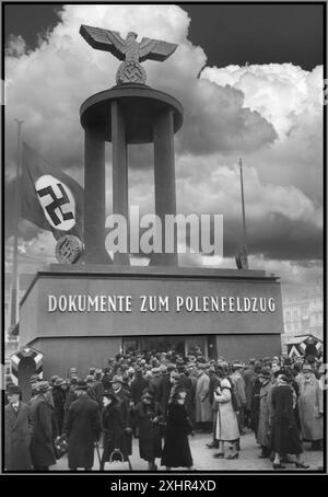 LEIPZIG 1939 Propagandabild des Pavillons auf der Leipziger Messe mit polnischen Waffen, die von den Deutschen während des Septemberfeldzugs gefangen genommen wurden. Eine große Menge interessierter deutscher Besucher. Leipzig (Leipzig), Deutschland Datum 1939 Stockfoto