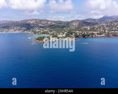 Panoramablick von oben auf das blaue Mittelmeer dea, Sandstrand der Stadt Agay, Sommerferienziel in der Nähe der roten Berge von Esterel, französische Riviera, Stockfoto