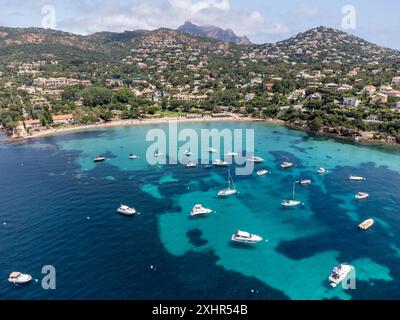 Panoramablick von oben auf das blaue Mittelmeer dea, Sandstrand der Stadt Agay, Sommerferienziel in der Nähe der roten Berge von Esterel, französische Riviera, Stockfoto