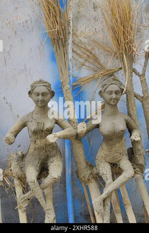 Indien, Uttar Pradesh, Varanasi, Holika Tonstatuen, die am Vorabend des Holi Festivals verbrannt werden sollten Stockfoto