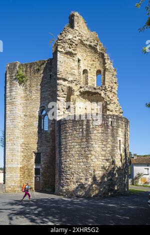 Frankreich, Haute-Vienne, Chalus, Wanderung auf der Via Lemovicensis oder Vezelay, einer der Hauptwege nach Santiago de Compostela, Chalus-Maulmon aus dem 13th. Jahrhundert Stockfoto