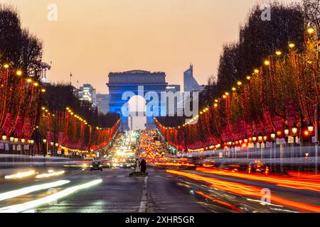 Frankreich, Paris, die Weihnachtsdekorationen der Avenue des Champs Elysees und der Triumphbogen, der für die Präsidentschaft des Europäischen Unio blau beleuchtet ist Stockfoto