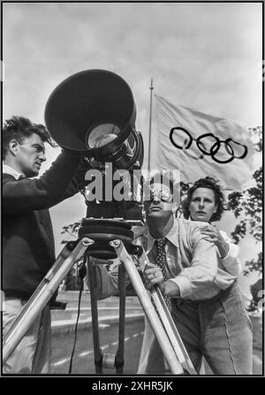 OLYMPISCHE SPIELE 1936 LENI RIEFENSTAHL deutsche Fotografin, Regisseurin und Schauspielerin, Lieblingsfilmemacherin und enger Freund von Adolf Hitler, mit ihrem Kameramann Hans Ertl während der Dreharbeiten des Olympischen Films 1936 in Berlin; „fest der Schönheit“ & „fest der Völker“ - 1936 Nazi-Deutschland Stockfoto